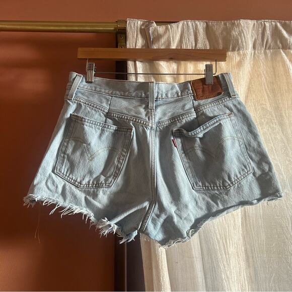 Levi’s 501 Button Fly Denim Cutoff Shorts Raw Hem 100% Cotton Light Wash Size 32 - Picture 2 of 6